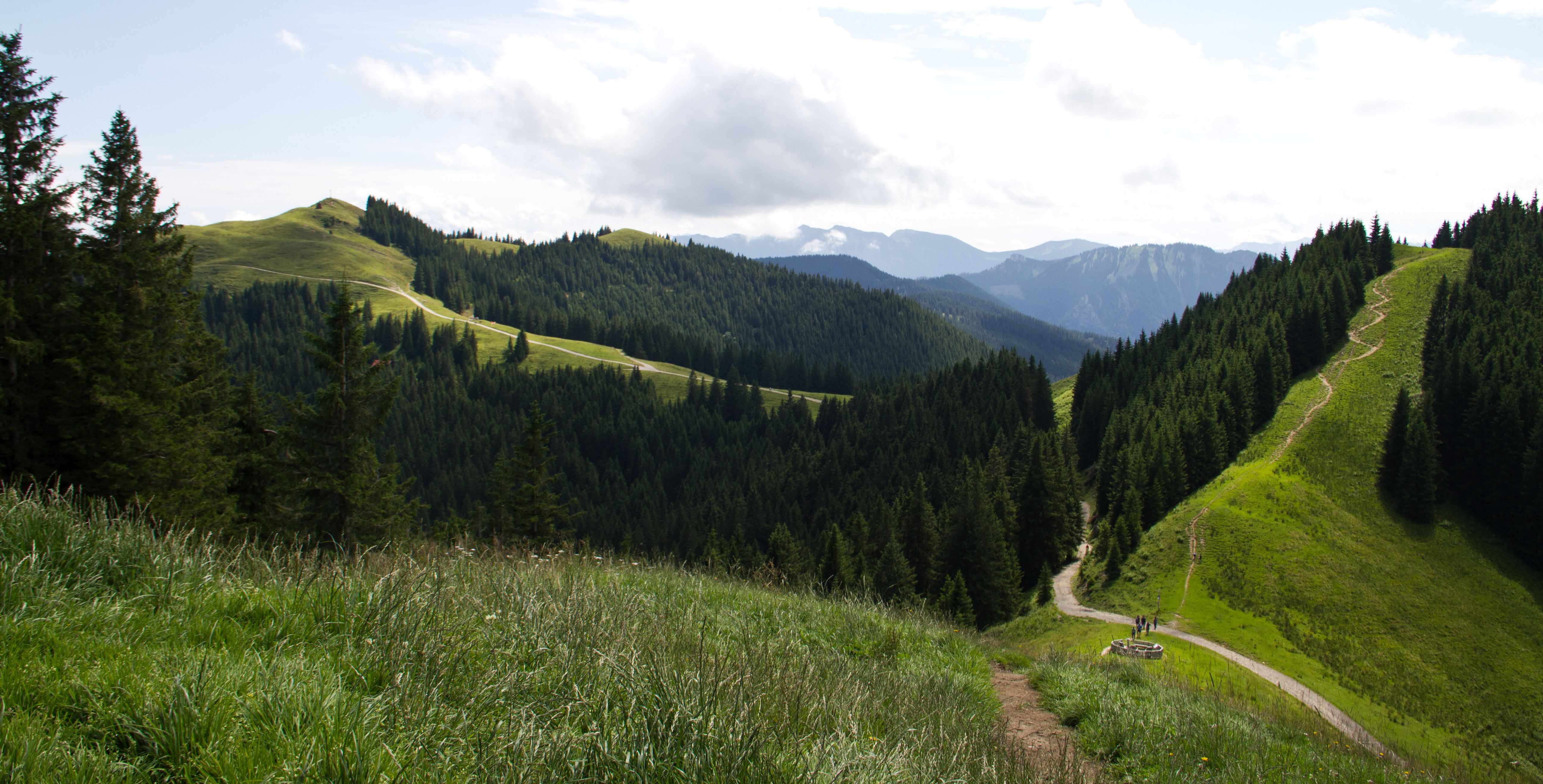 Blick vom vorderen auf das mittlere (rechts) und hintere (links) Hörnle, dahinter die Alpen